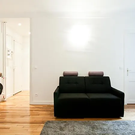 Elegant Proche Champs Elysees Apartment