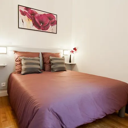 Elegant Proche Champs Elysees Apartment